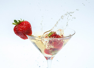 coupe de martini avec du champagne et des fraises 