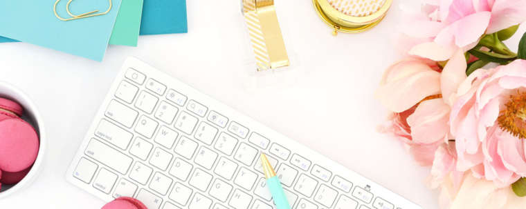 Composition photo macarons framboises clavier sans fil blanc pivoine rose cahiers et stylo turquoise