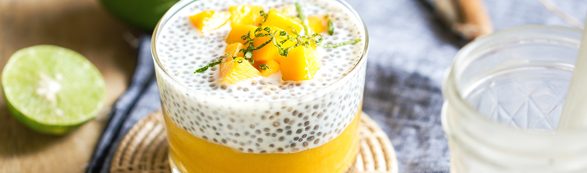 chia pudding à la mangue servi dans un verre à tapas décoré de cubes de mangue