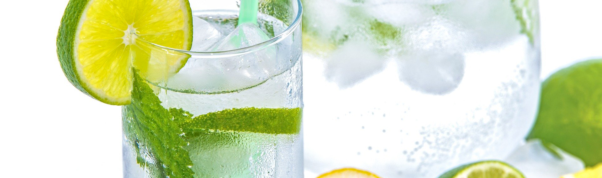 Citronnade à boire en cure detox servie dans un verre à long drink décoré de menthe et de rondelles de citrons jaunes