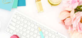 Composition photo macarons framboises clavier sans fil blanc pivoine rose cahiers et stylo turquoise